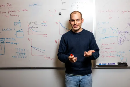 MIT 教授探索类人智能的奥秘