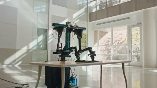 AR 眼镜牵手机器人：当人类视角成为智能启蒙