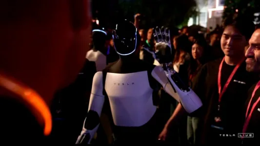 特斯拉人形机器人 Optimus 惊艳亮相 Cybercab 发布会