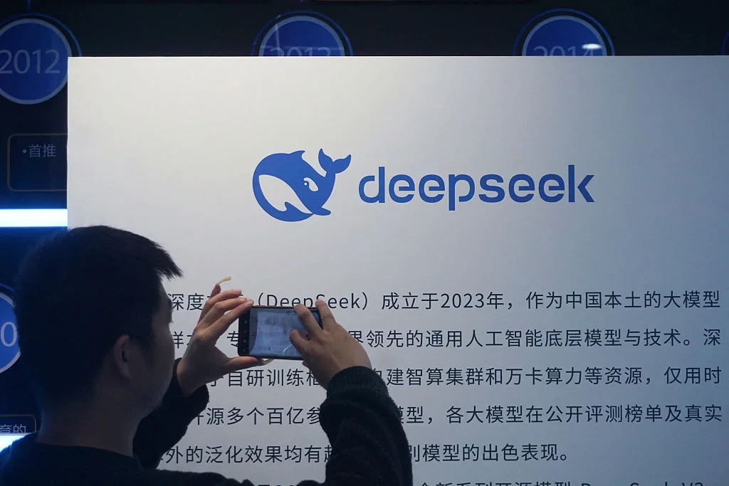 DeepSeek 新模型发布，缩小与前沿模型差距